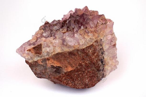 粉红色的紫蓝色宝石水晶向白色的背景