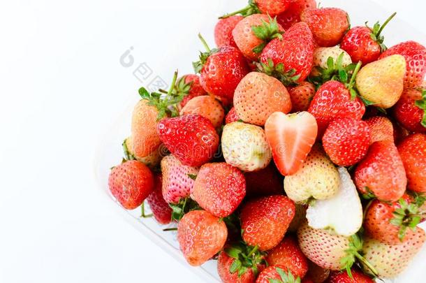 一薄木片制扁篮关于草莓向白色的背景