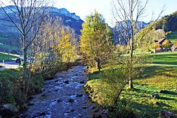 阿尔卑斯山的河流施温德巴赫采用指已提到的人掌声之地地区和undated无日期的