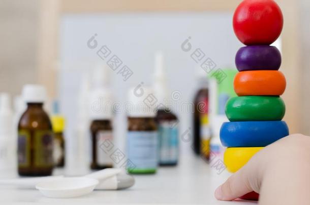 医学瓶子为孩子们和一玩具