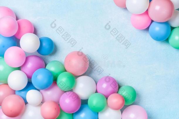 富有色彩的气球向蓝色表顶看法.生日或社交聚会背