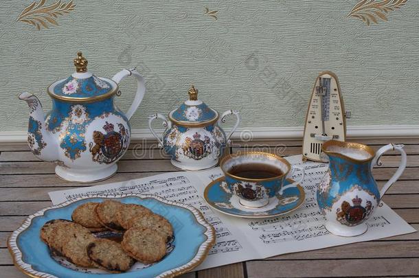 英语茶杯和茶杯托,茶壶,食糖碗,乳霜n.大罐和一