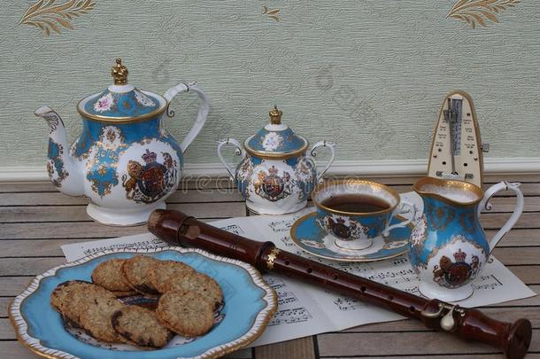 英语茶杯和茶杯托,茶壶,食糖碗,乳霜n.大罐和一