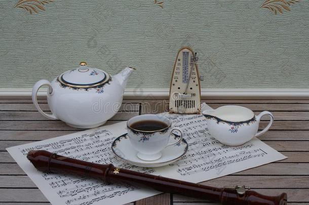 英语茶杯和茶杯托,茶壶和乳霜n.大罐,节拍器为