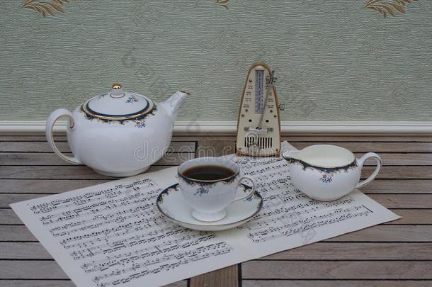英语茶杯和茶杯托,茶壶和乳霜n.大罐,骨头中国portion一部分