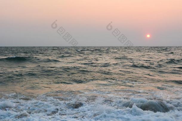 美丽的酷热的日落风景在海,令人惊异的夏日落