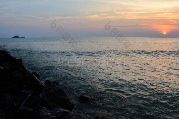 美丽的酷热的日落风景在海,令人惊异的夏日落