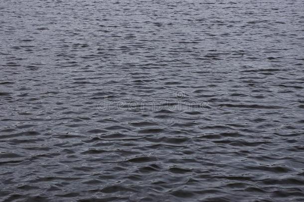 灰色质地关于水从小的黑暗的波向一蓄水池
