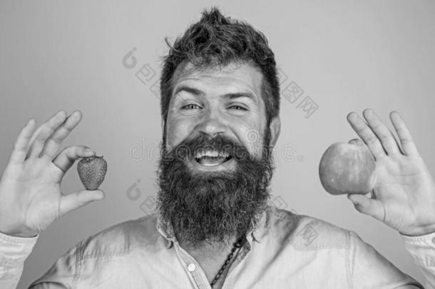 男人有胡须的微笑的保存苹果和草莓采用h和s蓝色用绳子拖的平底渡船