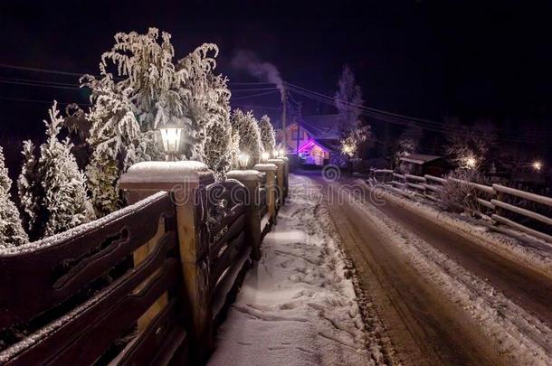 冬夜地点.布满星星的天越过下雪的路和山煮熟的