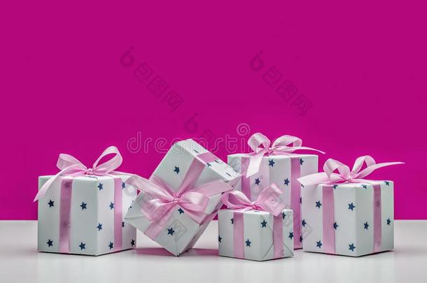 盒和礼物向一粉红色的b一ckground.时髦的现代的礼物采用wickets三柱门