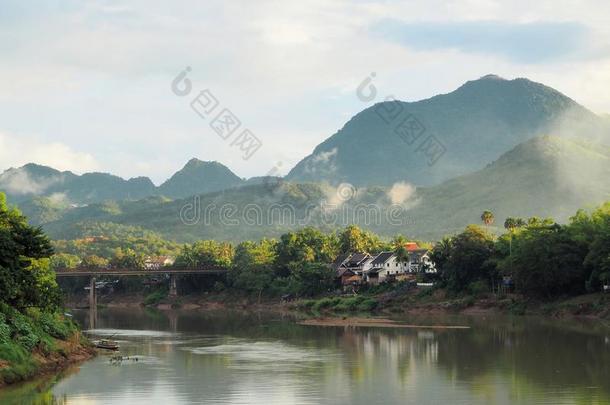 风景关于指已提到的人湄公河河和给人印象深刻的小山采用人名普拉布