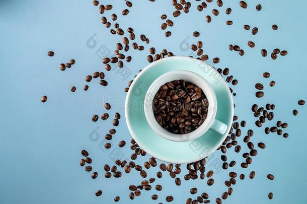 咖啡豆杯子和咖啡豆豆向颜色背景