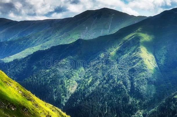 不可思议的阿尔卑斯山的高地的在下面阳光.<strong>未被</strong>凌驾的日出我