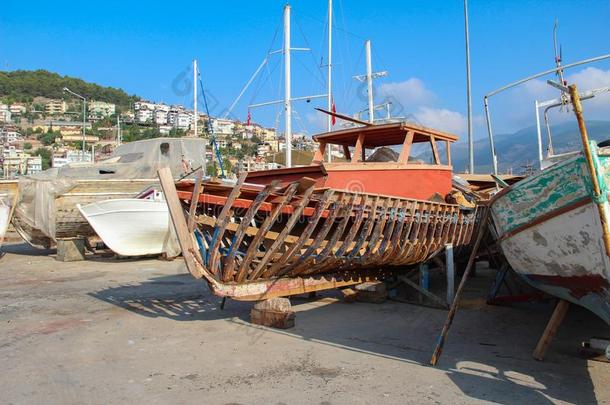 修理关于捕鱼小船采用指已提到的人土耳其的港口关于阿拉尼亚