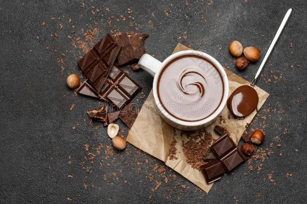 杯子关于热的巧克力和一件关于<strong>浓情</strong>巧克力向黑暗的c向crete用绳子拖的平底渡船