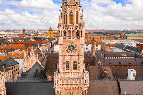 钟塔在近处指已提到的人玛丽安·普拉兹采用慕尼黑.