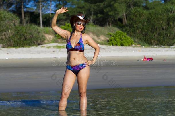 女人和比基尼式游泳衣美丽的向海滩禁止克鲁特
