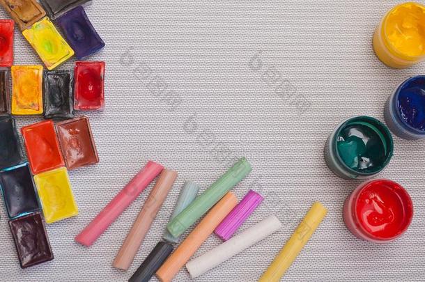 颜料擦彩色粉笔丙烯酸塑料颜料工具准备好的水彩彩色粉笔