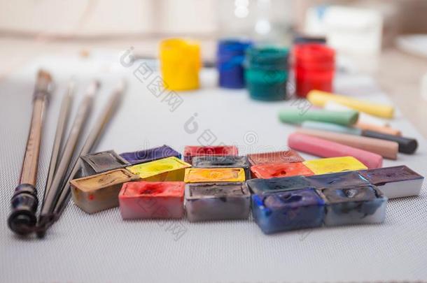 颜料擦丙烯酸塑料颜料工具准备好的水彩彩色粉笔嵌入的