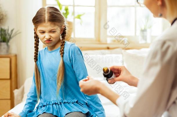 小儿科医师提议咽喉糖浆采用一勺为一女孩.