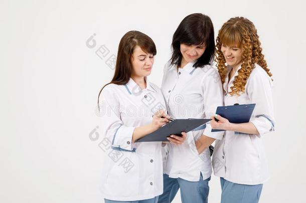 专业的医生工作的采用医院办公室和护士.中值