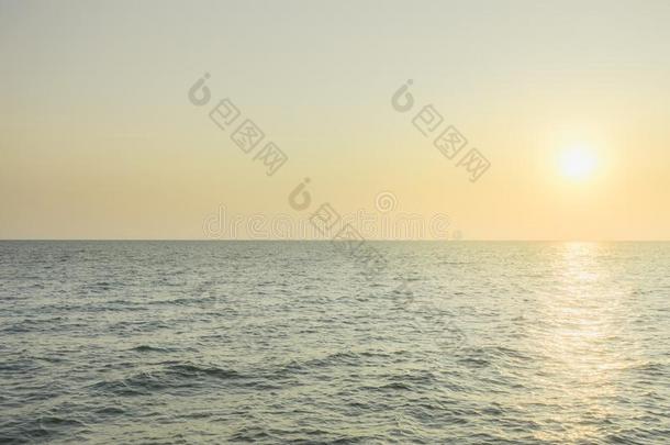 浪漫的夏季海景画和结晶清楚的海