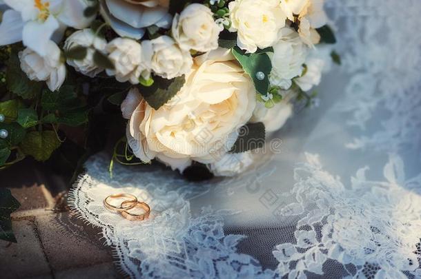 婚礼花束和玻璃和香槟酒采用新娘`英文字母表的第19个字母h和英文字母表的第19个字母,dataabovevideo超视频数据
