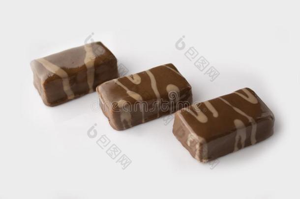 巧克力糖果藤条螺母隔离的向白色的背景