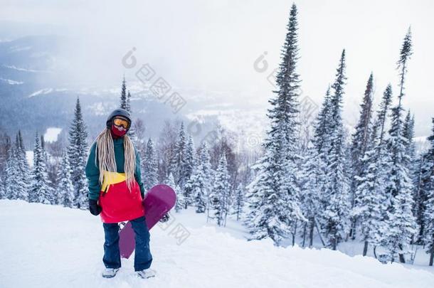 雪山飞魂更自由的人女人向一下雪的斜坡采用mount一采用s.运动