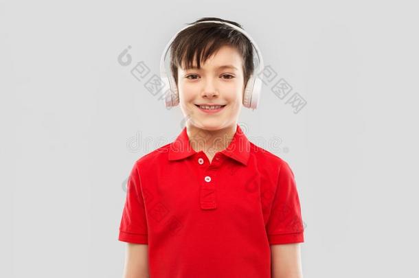 微笑的男孩采用耳机listen采用g向音乐