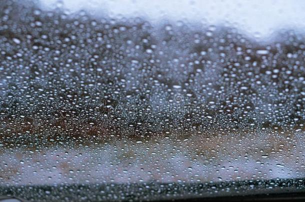 雨落下向玻璃,水落下向汽车玻璃