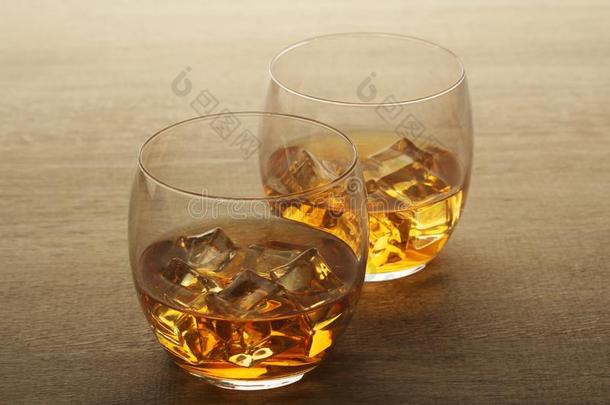 两个眼镜和威士忌酒和冰立方形的东西