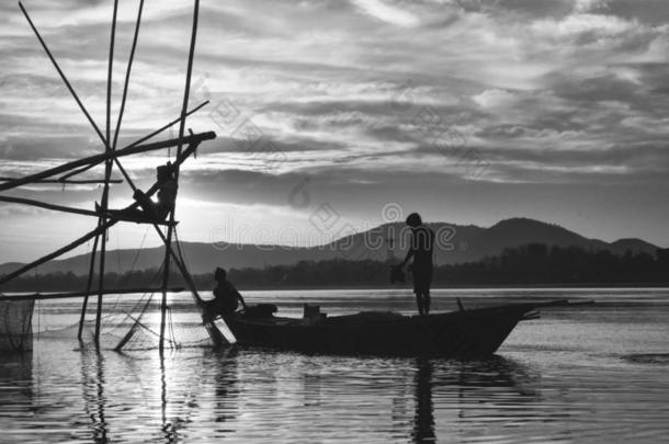 渔夫采用雅鲁藏布江河