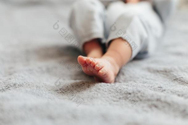 脚关于小的婴儿.小的婴儿手指.1月男孩