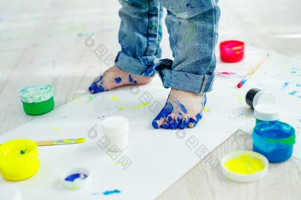一小的小孩绘画颜料在家.