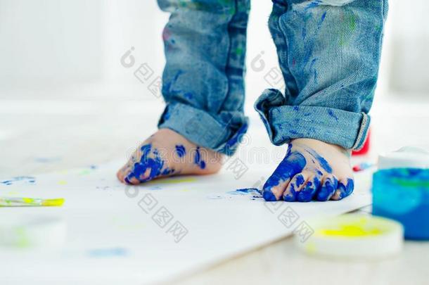 一小的小孩绘画颜料在家.