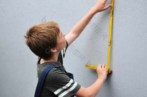 男孩程度指已提到的人墙和指已提到的人帮助关于一可折叠的规则