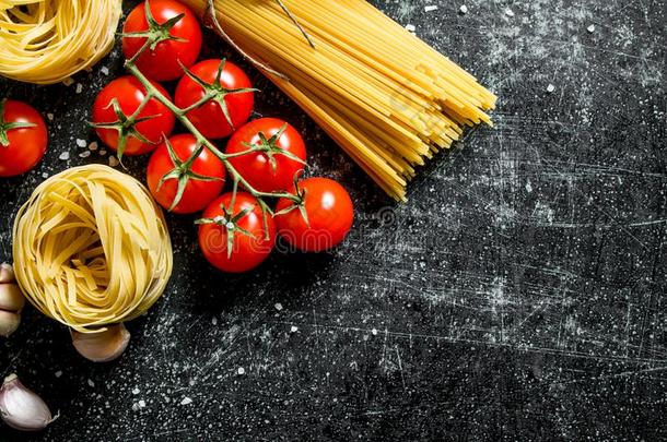 意大利面条和意大利干面条生的和番茄