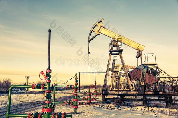 油泵千斤顶和<strong>水源</strong>向一油田.采矿和石油