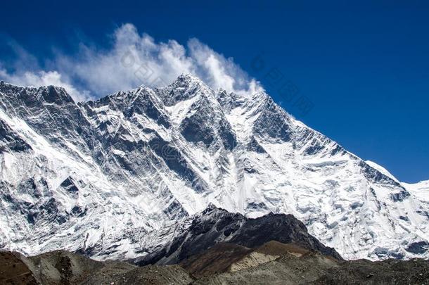 前面看法关于南方面容墙关于胡兹山采用尼泊尔.Himalaya