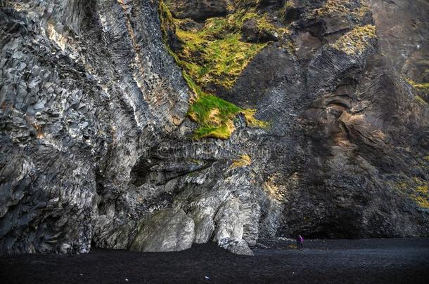 详述关于陡峭的玄武岩悬崖采用冰岛