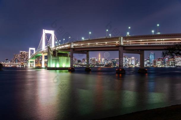 彩虹桥越过东京湾在夜