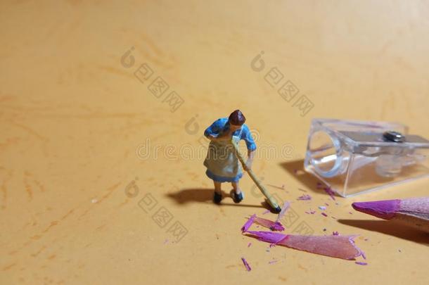 女人清洁垃圾从铅笔<strong>卷笔刀</strong>和消极的空间