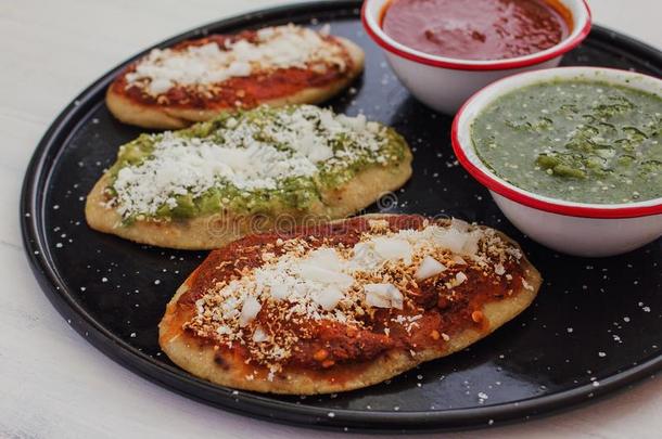 墨西哥人脆饼和绿色的和红色的调味汁,传统的食物采用英语字母表的第13个字母