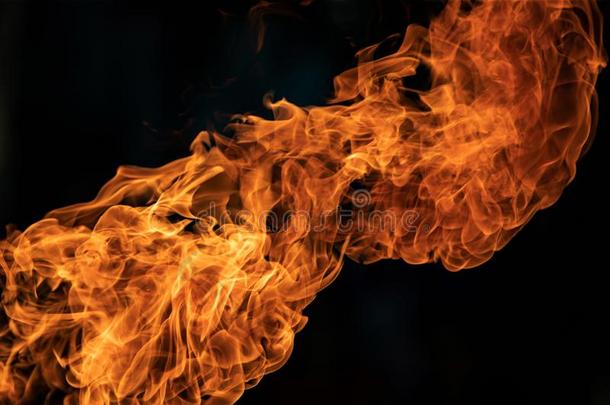 特写镜头火火焰从气体爆炸向黑的背景
