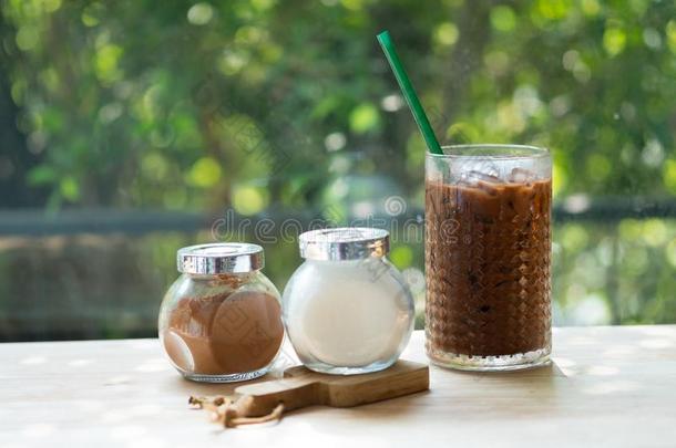 冰冷的摩卡咖啡咖啡豆和食糖和棕色的食糖采用玻璃瓶子