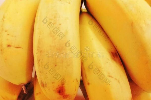 指已提到的人香蕉是（be的三单形式一美好的黄色的颜色向指已提到的人b一ck关于指已提到的人白色的