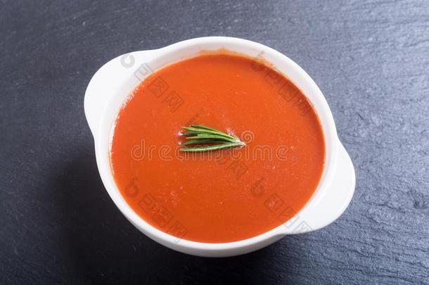 新鲜的番茄乳霜汤采用碗