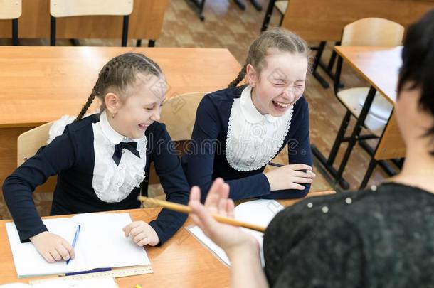 孩子们笑在指已提到的人学校教师.